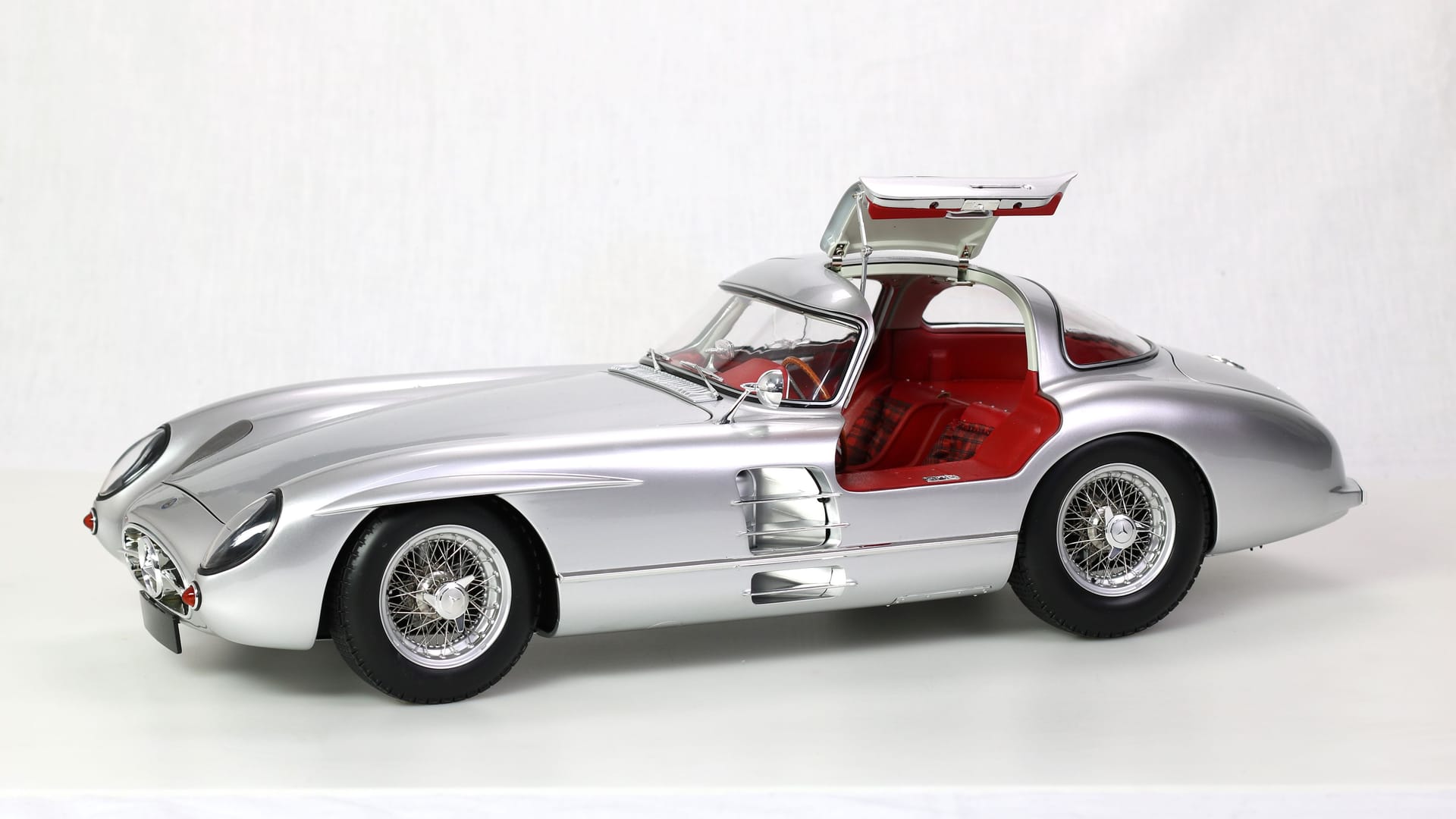 Gewinner Kategorie Q: Mercedes 300 SLR Uhlenhaut "Der Rote" in 1:8, Le Grand.