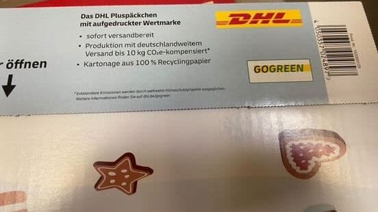 DHL Pluspäckchen im Weihnachtsdesign: In einem solchen Karton verschickte der Follower den selbstgemachten Adventskalender.