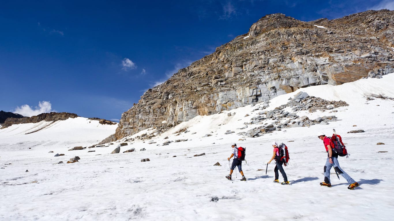 Bergsteiger auf dem Weg zur Vertainspitze (Archivbild): Nach einem Lawinenabgang verstarb ein Eiskletterer aus Österreich.