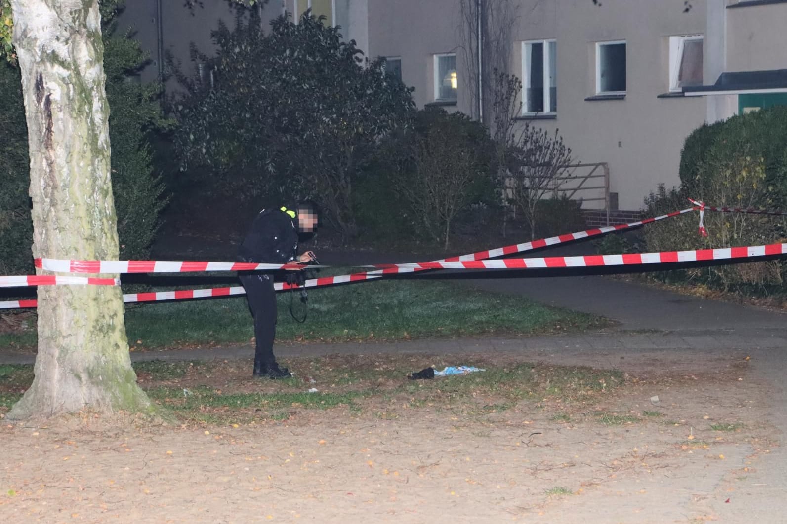 Ein Polizist am Tatort: Eine Person kam in der Nacht in Spandau ums Leben.