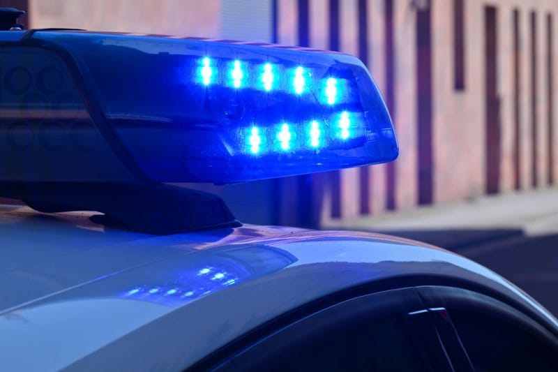 Ein Polizeifahrzeug fährt mit Blaulicht (Symbolbild): Vier Jugendliche wurden bei der Attacke leicht verletzt.