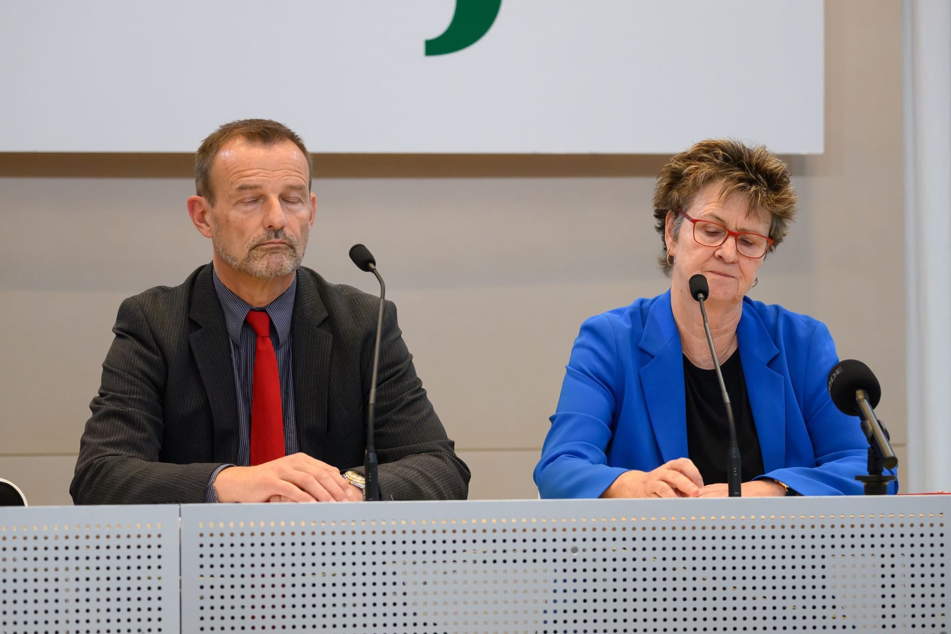 Sabine Zimmermann (r), Co-Vorsitzende des BSW Sachsen, und Jörg Scheibe, Co-Vorsitzender des BSW in Sachsen, sitzen während einer Pressekonferenz im Sächsischen Landtag auf dem Podium.