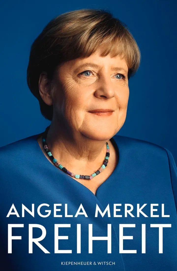 In edlem Blau zeigt sich Angela Merkel auf dem Cover ihrer Memoiren.