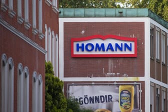 Homann-Logo: Drei Feinkostsalate sind möglicherweise mit Metallstückchen verunreinigt.