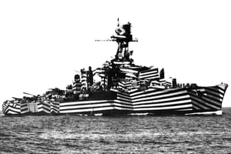 Kriegsschiff in Dazzle-Camouflage 1917: Die Tarnung wirkte auf Freund und Feind verwirrend.