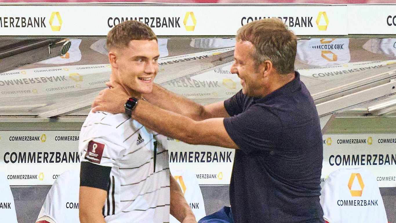 Florian Wirtz (li.) und der damalige Bundestrainer Hansi Flick 2021 bei der Nationalmannschaft: Blick für Talent.