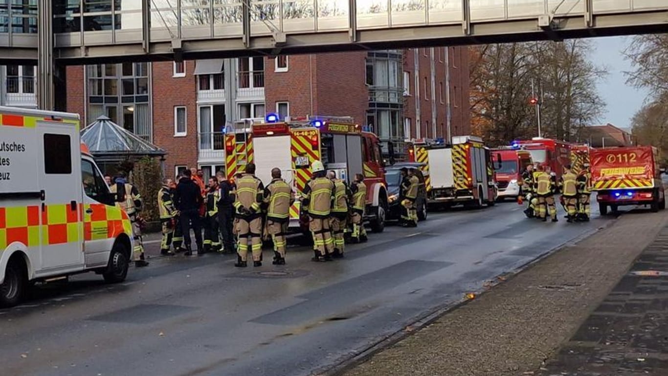 Einsatzkräfte der Feuerwehr in Cloppenburg: 30 Verletzte bei Großbrand.