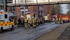 Einsatzkräfte der Feuerwehr in Cloppenburg: 30 Verletzte bei Großbrand.