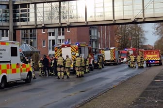 Einsatzkräfte der Feuerwehr in Cloppenburg: 30 Verletzte bei Großbrand.