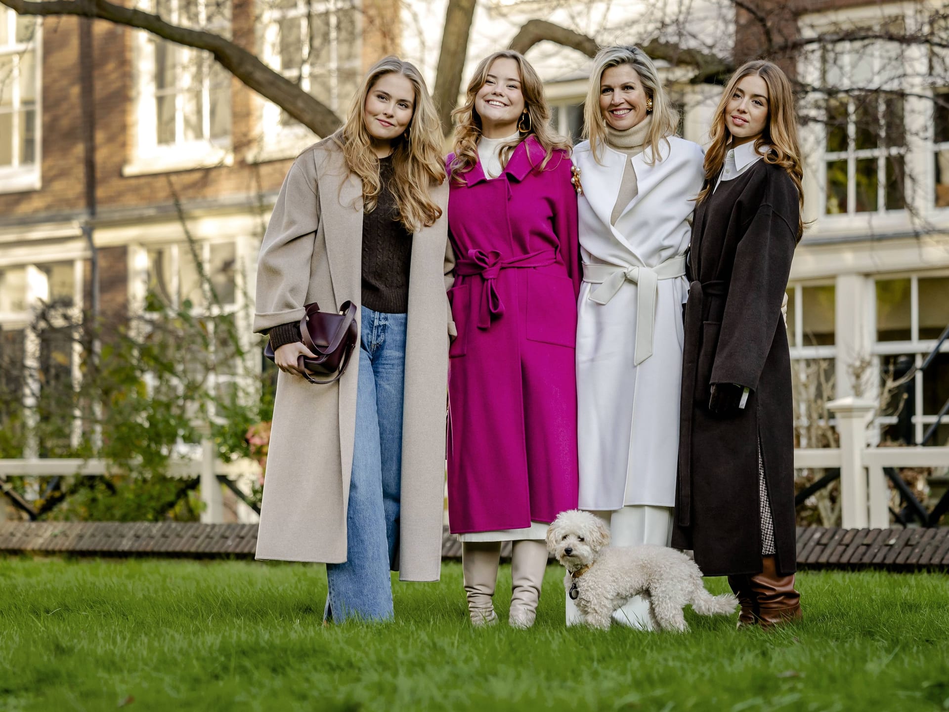 Nur die Frauen der Familie: Einige Aufnahmen zeigen den Hund dann doch noch ganz zahm.