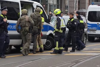 Polizei und SEK sind in Berlin-Köpenick im Einsatz: Die Polizei sucht den Täter.