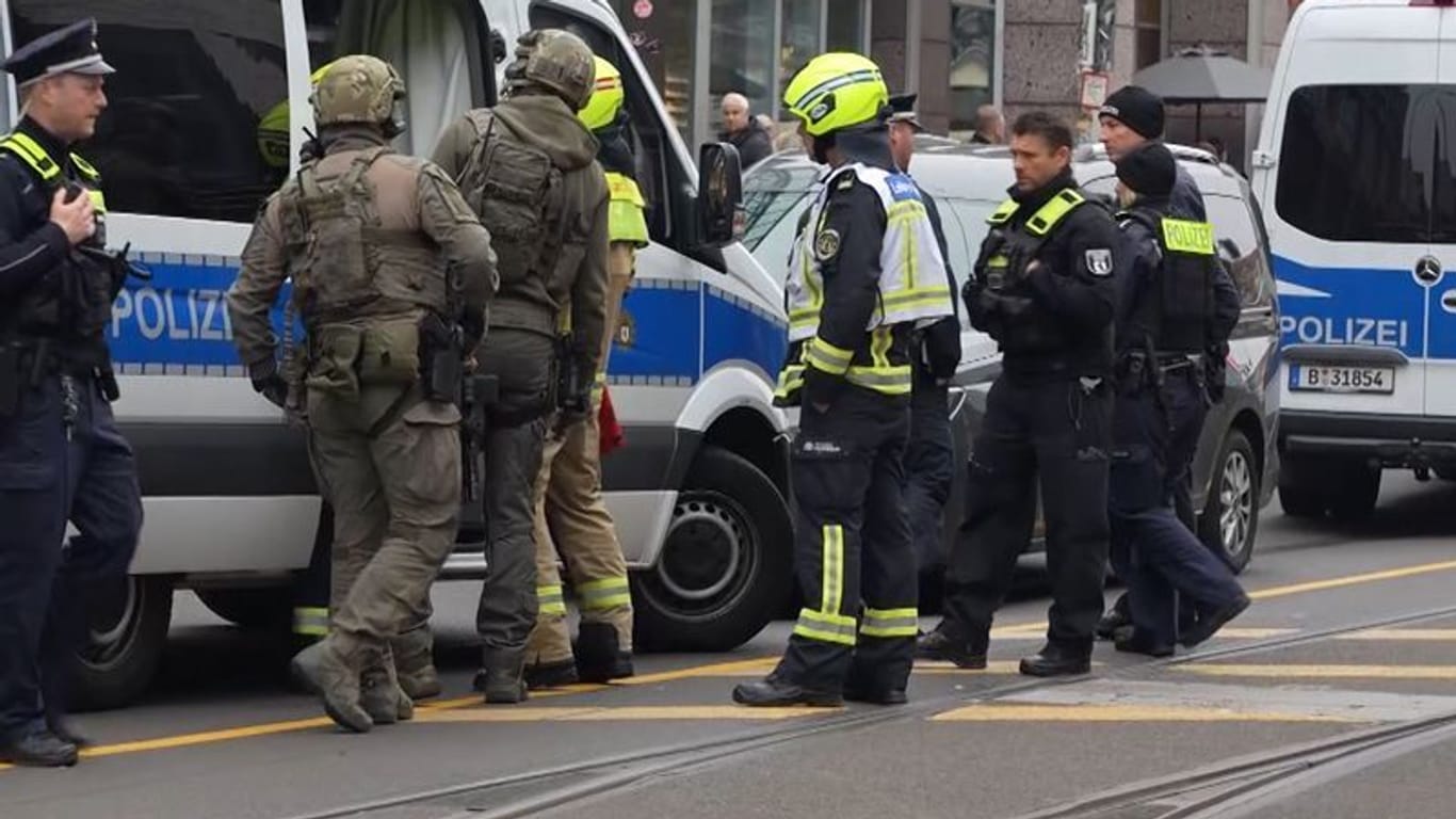 Polizei und SEK sind in Berlin-Köpenick im Einsatz: Die Polizei sucht den Täter.