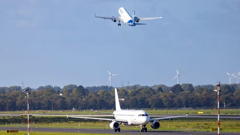 Ein Flugzeug startet (Symbolbild): Der Berliner Senat will einen zurückgekehrten verurteilten Straftäter wieder abschieben. (Archivbild)