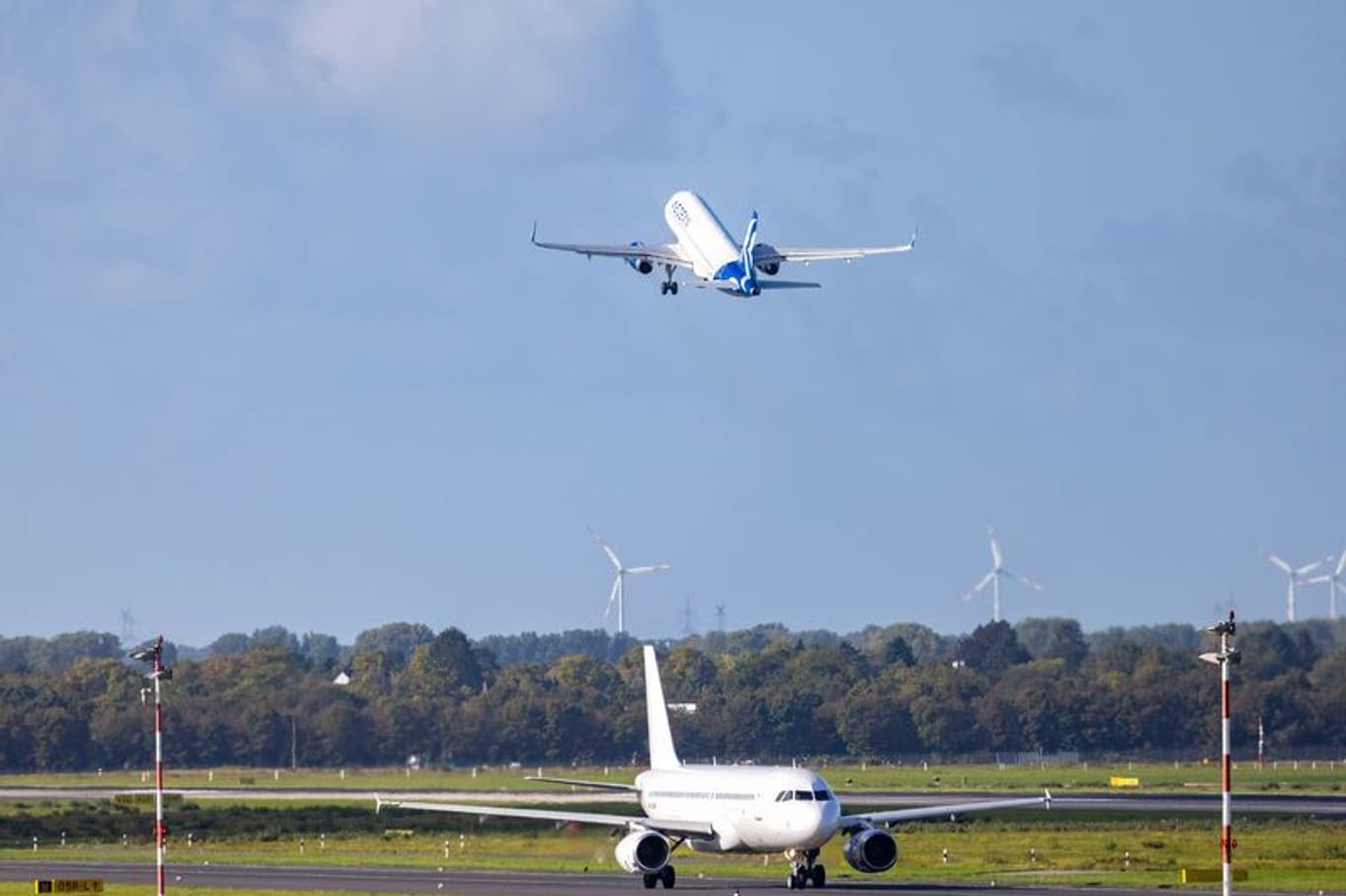 Ein Flugzeug startet (Symbolbild): Der Berliner Senat will einen zurückgekehrten verurteilten Straftäter wieder abschieben. (Archivbild)