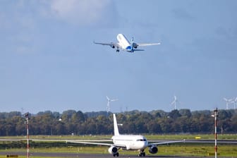 Ein Flugzeug startet (Symbolbild): Der Berliner Senat will einen zurückgekehrten verurteilten Straftäter wieder abschieben. (Archivbild)