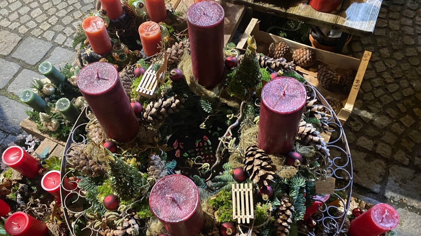 Diesen Adventskranz gibt es am Viktualienmarkt für 154,95 Euro.