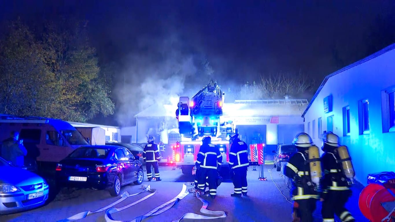 Brand in Eidelstedt in der Nacht: Ein Feuer ist in einer Autowerkstatt ausgebrochen.