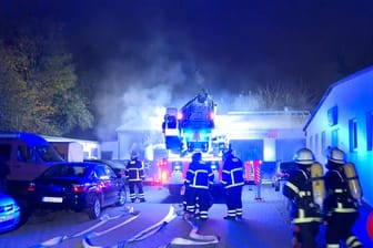 Brand in Eidelstedt in der Nacht: Ein Feuer ist in einer Autowerkstatt ausgebrochen.