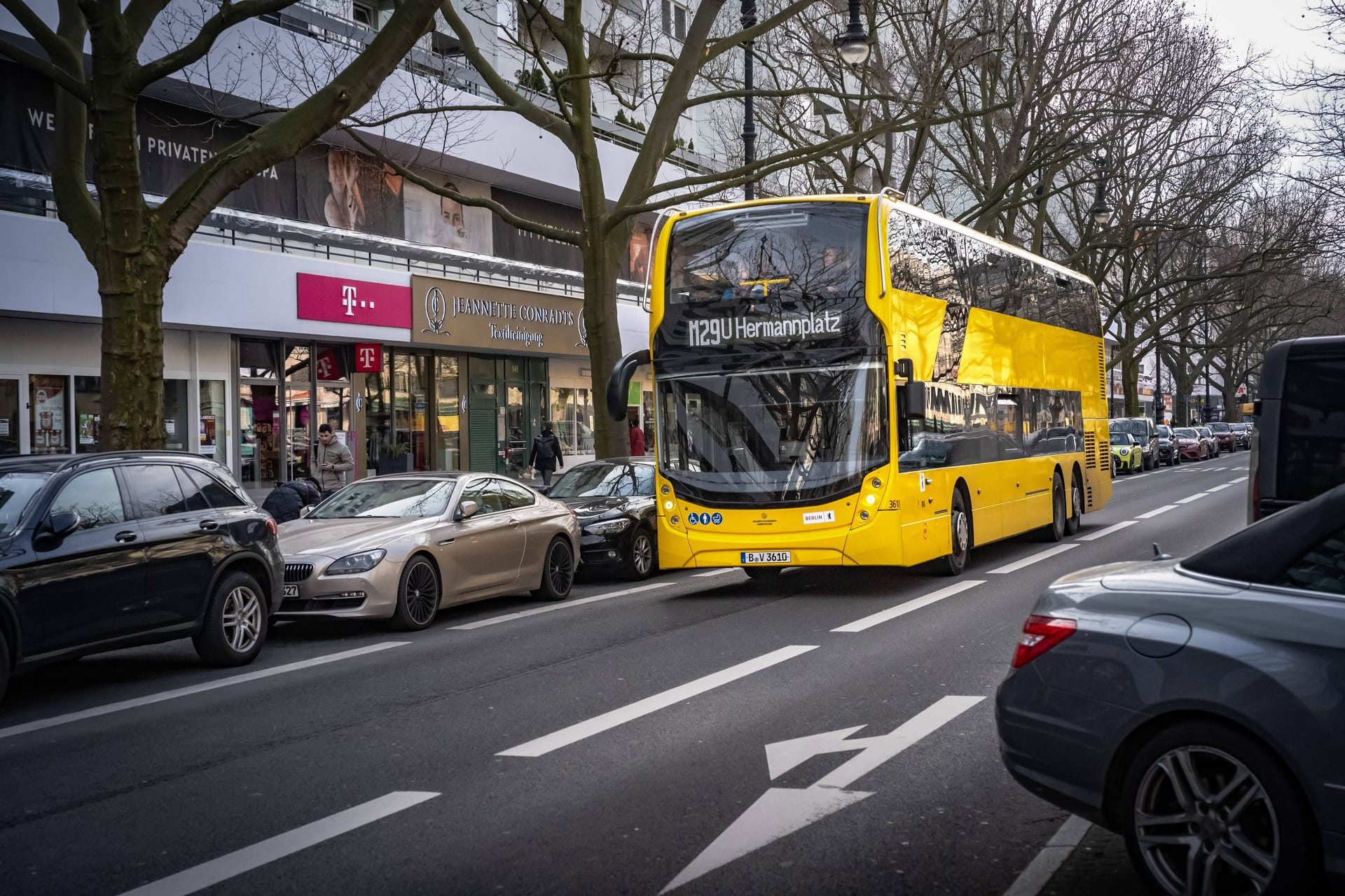 Ein Doppeldecker-Bus der BVG (Archivbild): Ein ähnliches Fahrzeug wird bald auch durch Kiew fahren.