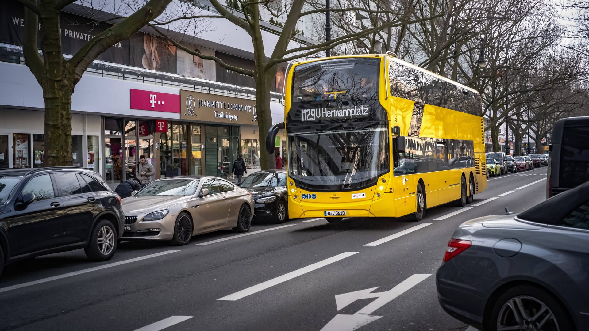 Ein Doppeldecker-Bus der BVG (Archivbild): Ein ähnliches Fahrzeug wird bald auch durch Kiew fahren.