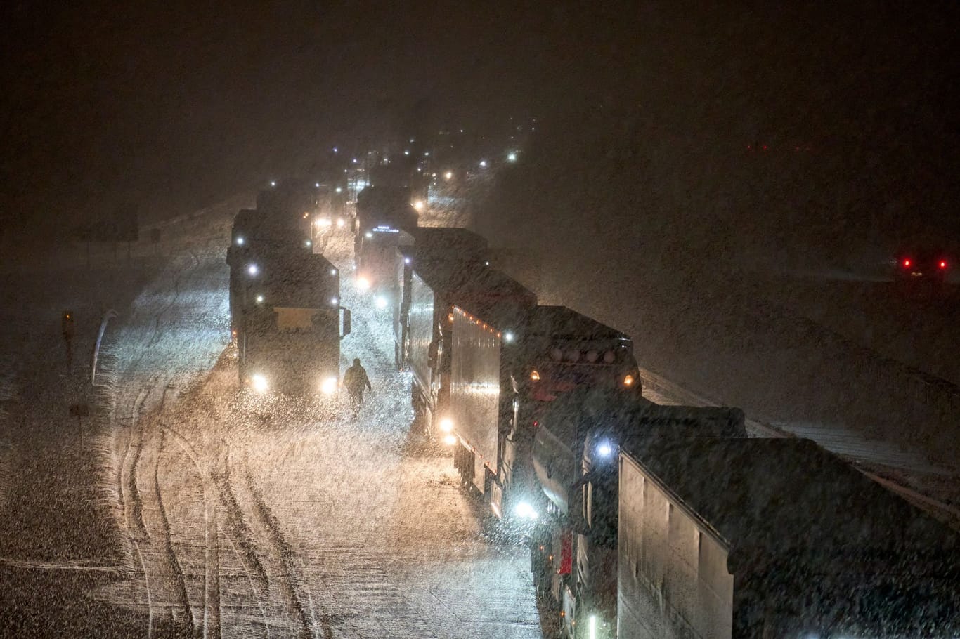 Lastwagen stauen sich nach einem Verkehrsunfall auf der schneebedeckten A3: Die Autobahn ist in der Nacht zum Donnerstag gesperrt worden.