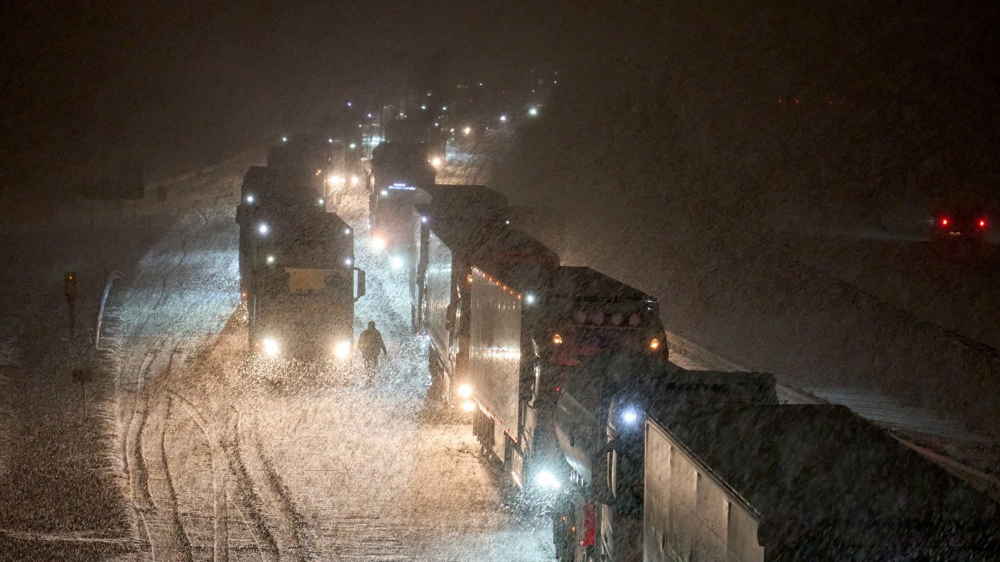 Lastwagen stauen sich nach einem Verkehrsunfall auf der schneebedeckten A3: Die Autobahn ist in der Nacht zum Donnerstag gesperrt worden.