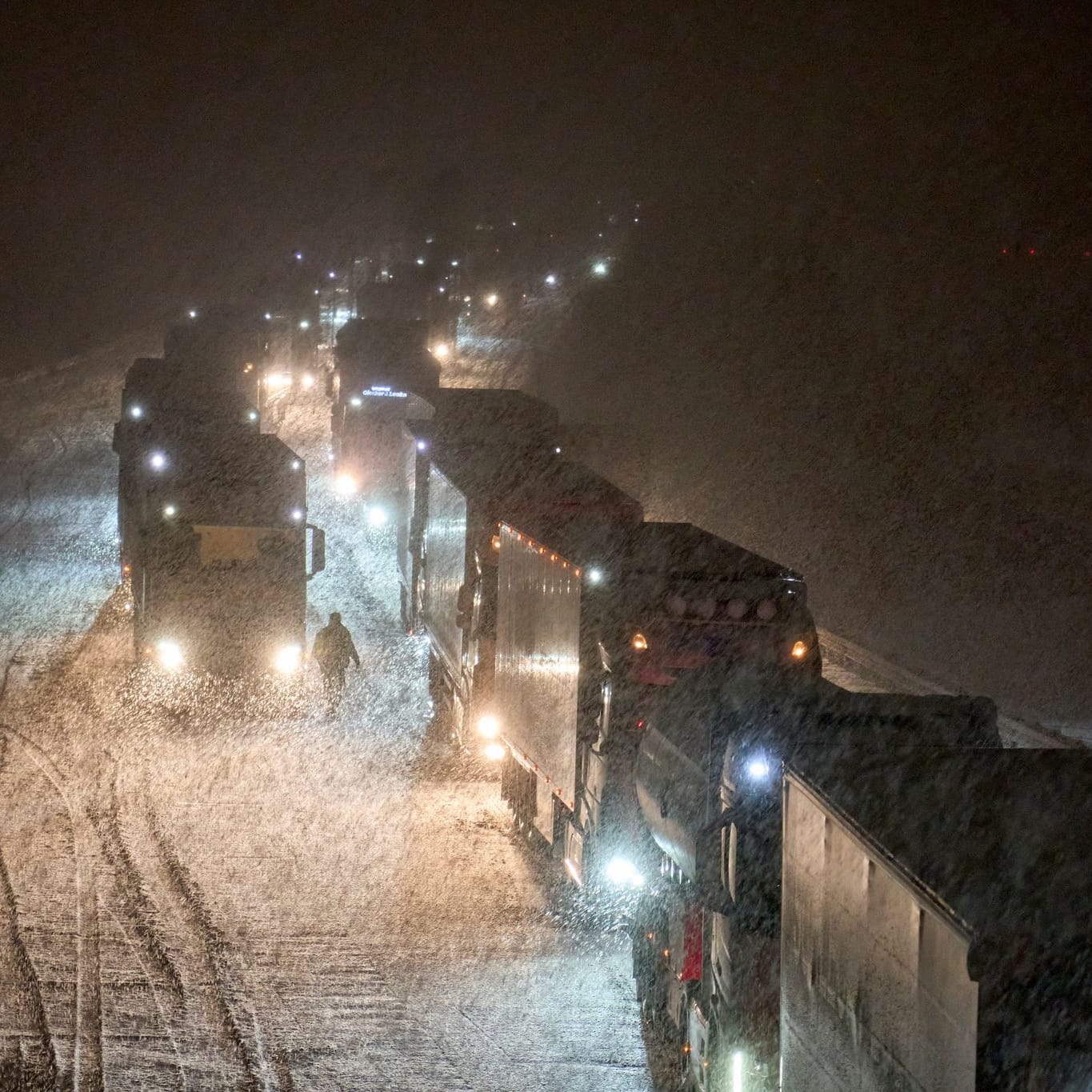 Lastwagen stauen sich nach einem Verkehrsunfall auf der schneebedeckten A3: Die Autobahn ist in der Nacht zum Donnerstag gesperrt worden.