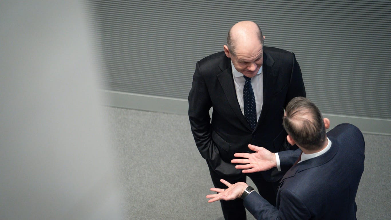 Volker Wissing (parteilos) und Olaf Scholz diskutieren im Bundestag,