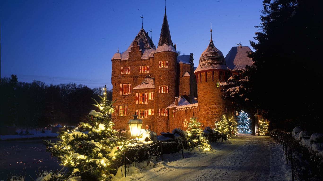 Burg Satzvey im Schnee (Archivbild): Auf der Burg wird jedes Jahr die "Burgweihnacht" gefeiert.