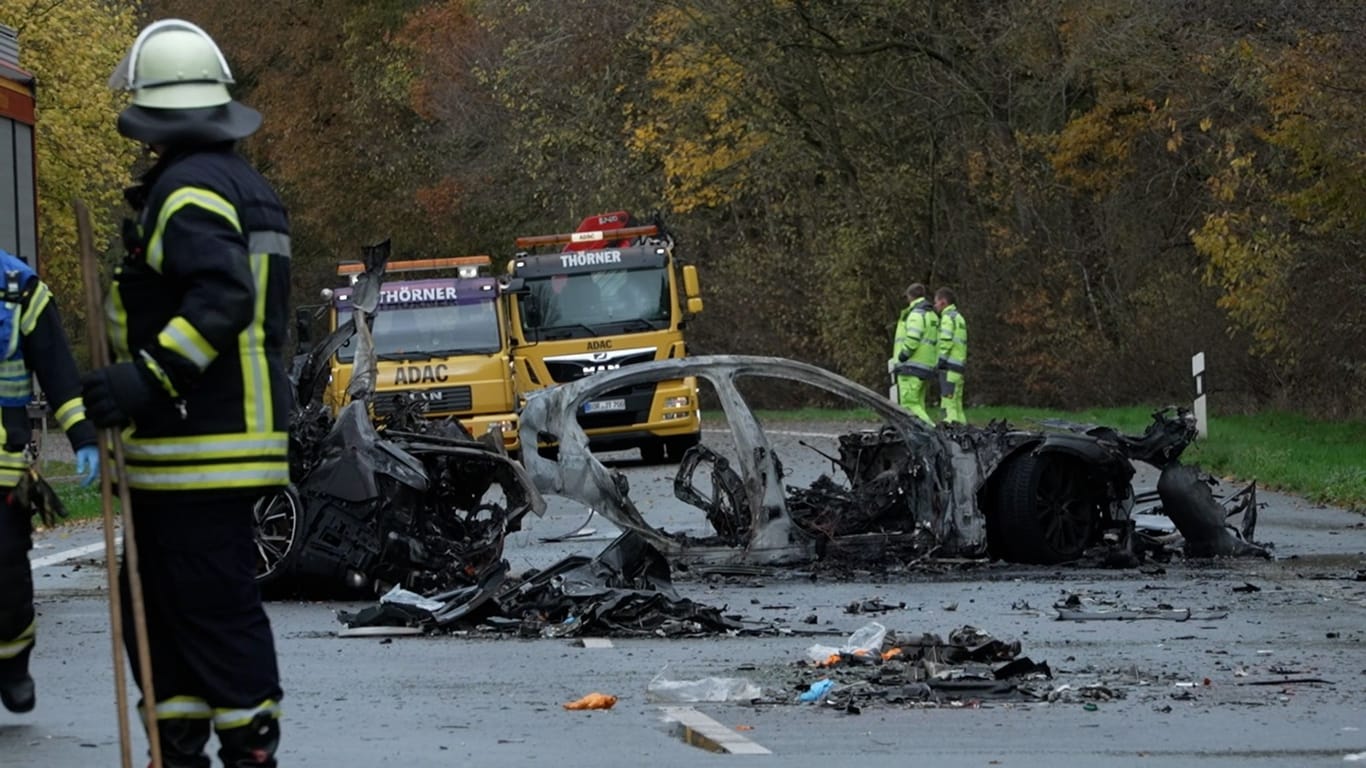 Die Unfallstelle: Eines der Autos brannte komplett aus.