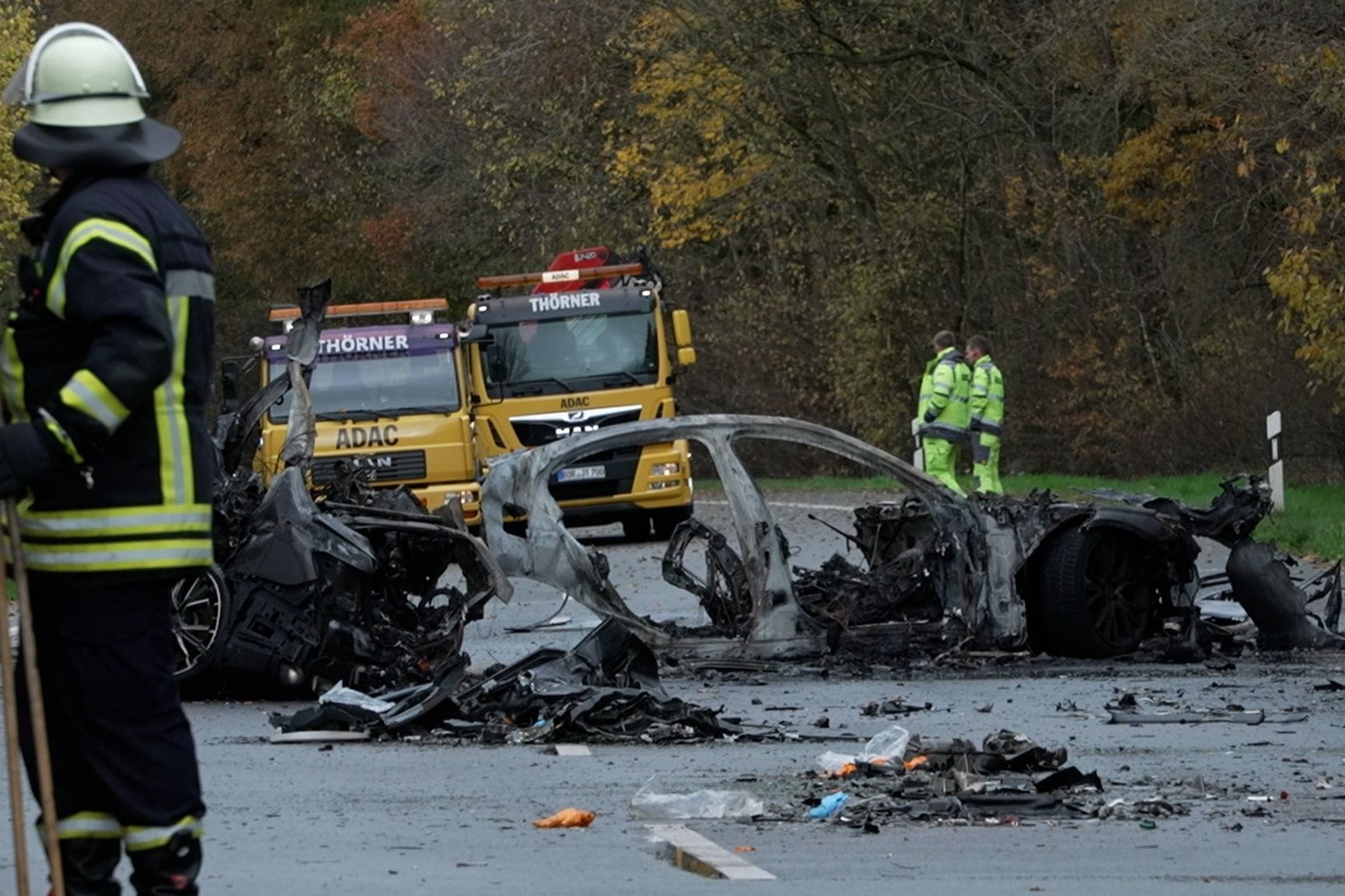 Die Unfallstelle: Eines der Autos brannte komplett aus.