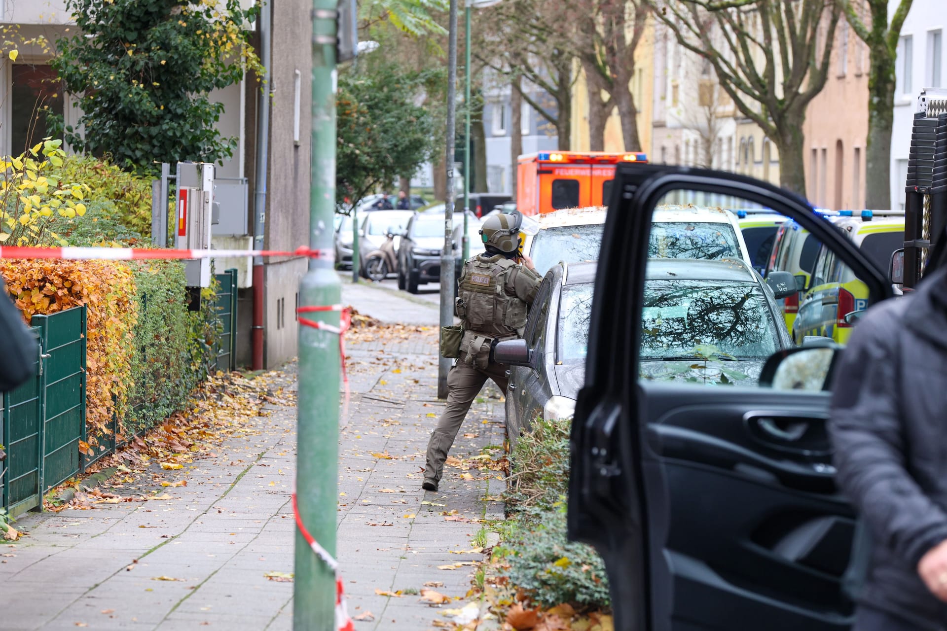 Ein SEK-Beamter: In Essen sind derzeit Spezialkräfte der Polizei im Stadtteil Altendorf im Einsatz.