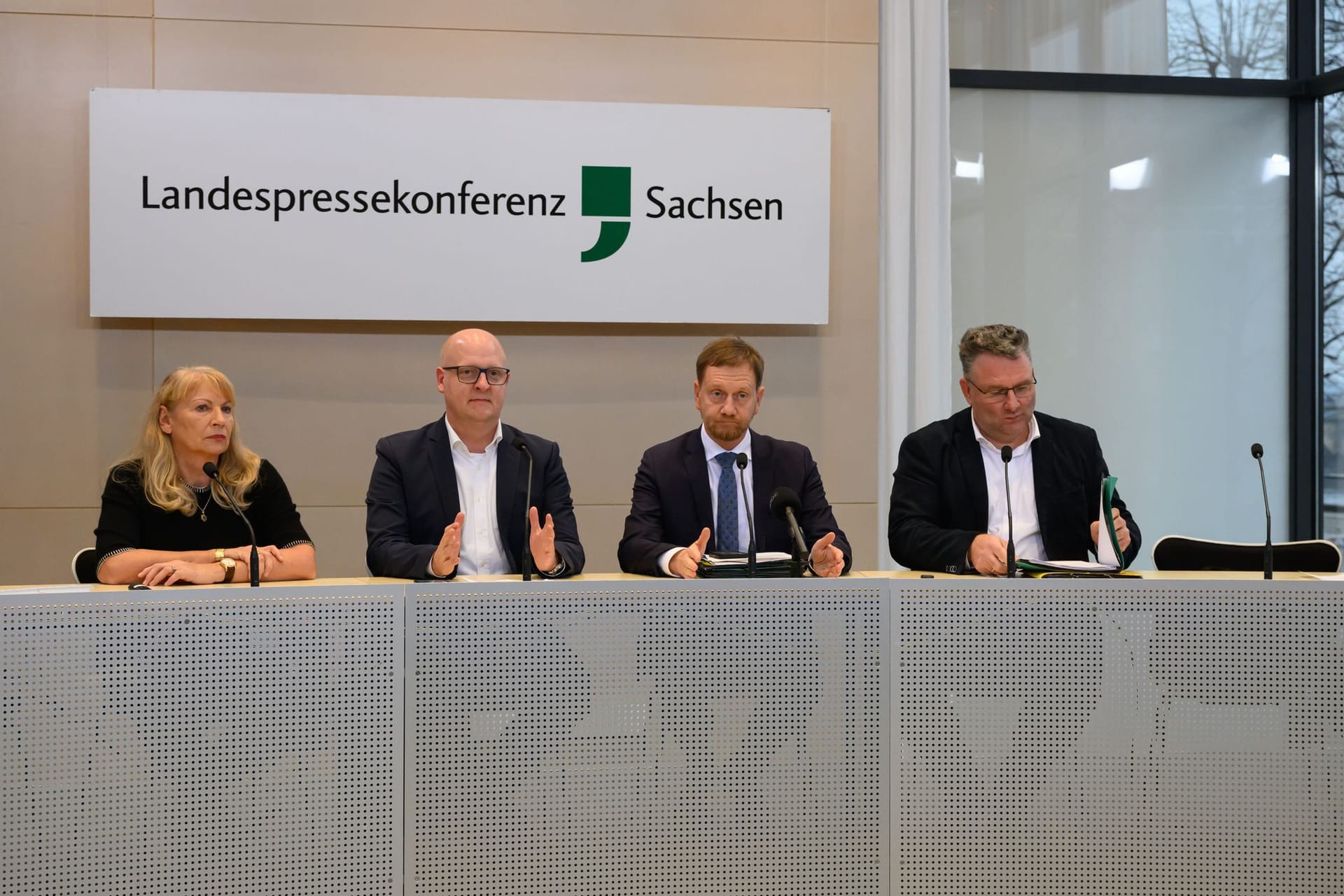 SPD-Co-Vorsitzende Petra Köpping und Henning Homann mit Ministerpräsident Michael Kretschmer und seinem Fraktionsvorsitzendem Christian Hartmann (CDU) bei einer Pressekonferenz im Sächsischen Landtag.