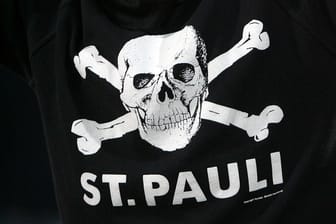 Totenkopf-Aufdruck des FC. St.-Pauli (Archivfoto): In einem solchen Pullover wurde die Puppe fotografiert.