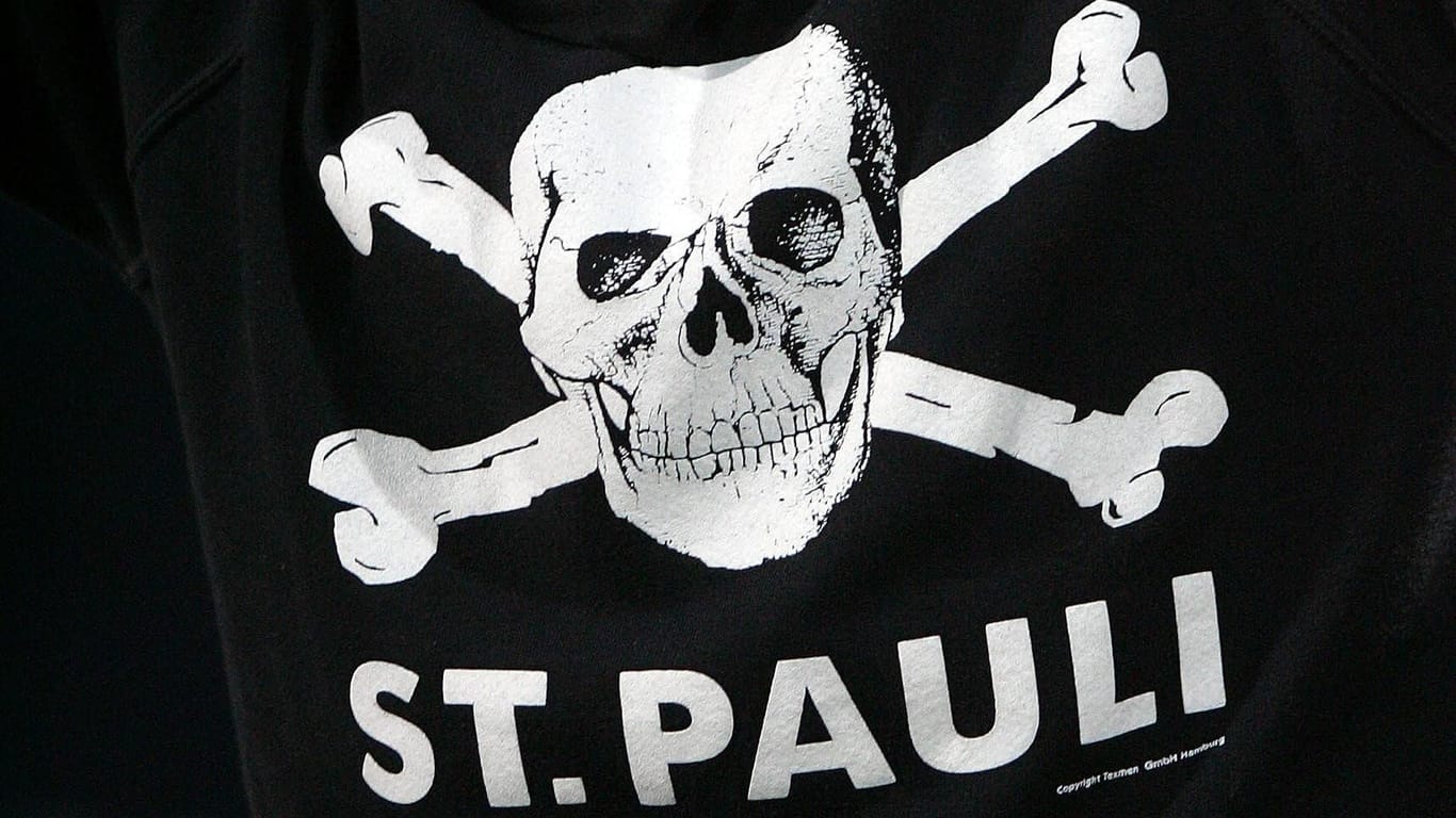 Totenkopf-Aufdruck des FC. St.-Pauli (Archivfoto): In einem solchen Pullover wurde die Puppe fotografiert.