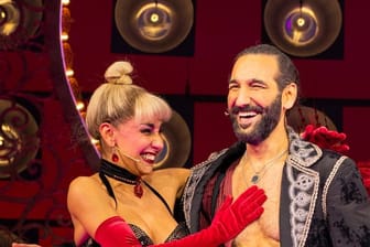 Massimo Sinató (rechts) in seiner Rolle als Santiago im Musical "Moulin Rouge": Er sei sehr nervös vor dem Auftritt gewesen, sagt er.