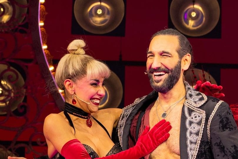 Massimo Sinató (rechts) in seiner Rolle als Santiago im Musical "Moulin Rouge": Er sei sehr nervös vor dem Auftritt gewesen, sagt er.