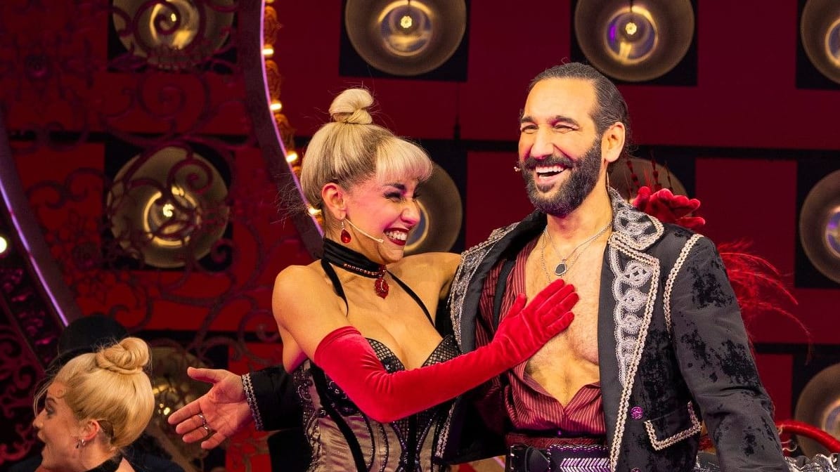 Massimo Sinató (rechts) in seiner Rolle als Santiago im Musical "Moulin Rouge": Er sei sehr nervös vor dem Auftritt gewesen, sagt er.