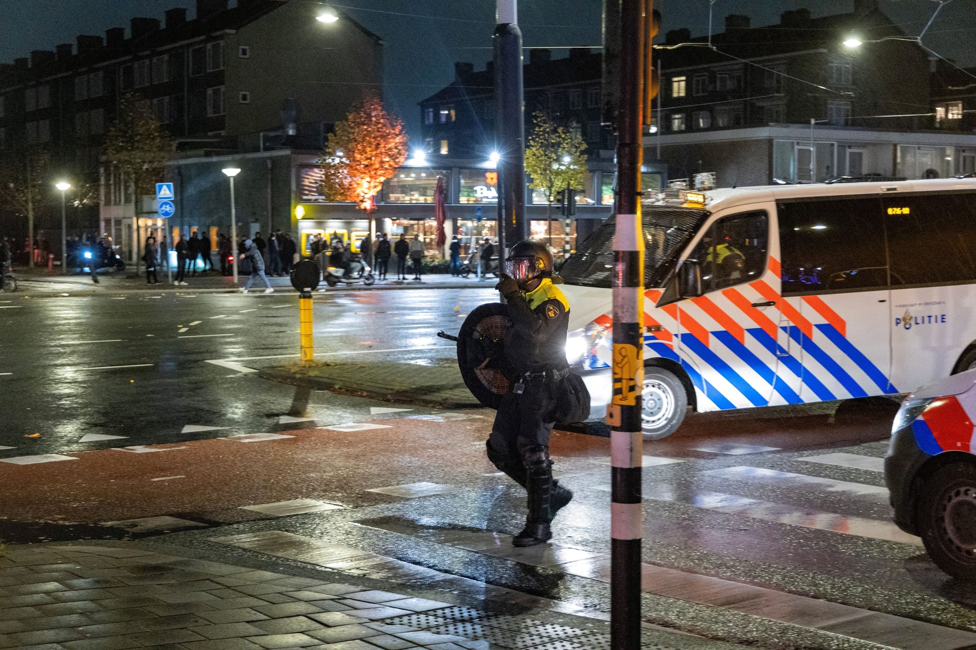 Polizist in Amsterdam: Ausschreitungen erschüttern die Stadt.