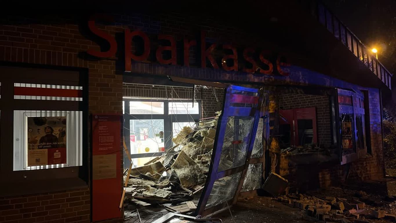 Zerstörte Sparkasse in Bochum-Grumme: Die Täter sind auf der Flucht.