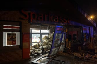 Zerstörte Sparkasse in Bochum-Grumme: Die Täter sind auf der Flucht.