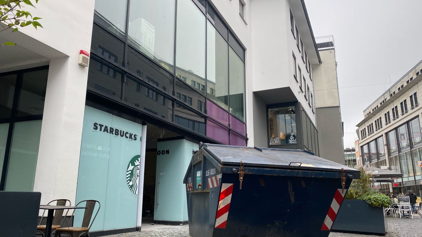 Die Bauarbeiten laufen, wie diese Aufnahme von Ende Oktober zeigt: Anfang Dezember soll die Starbucks-Filiale eröffnen.