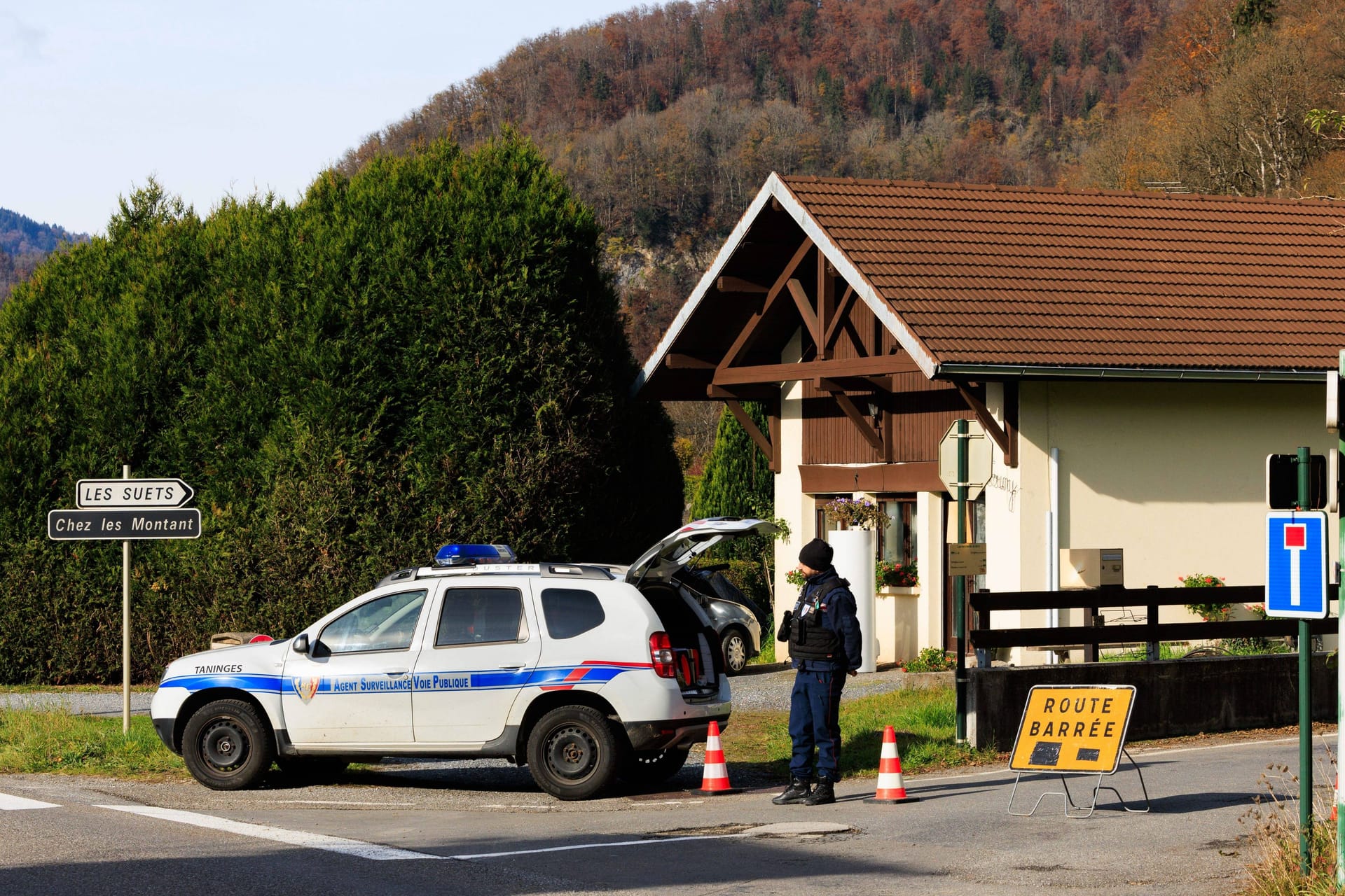 Beamte bei der Suche nach der Mutter: Die toten Kinder wurden in einem Chalet in den französischen Alpen entdeckt, die Frau später in ihrem Auto in der Schweiz.