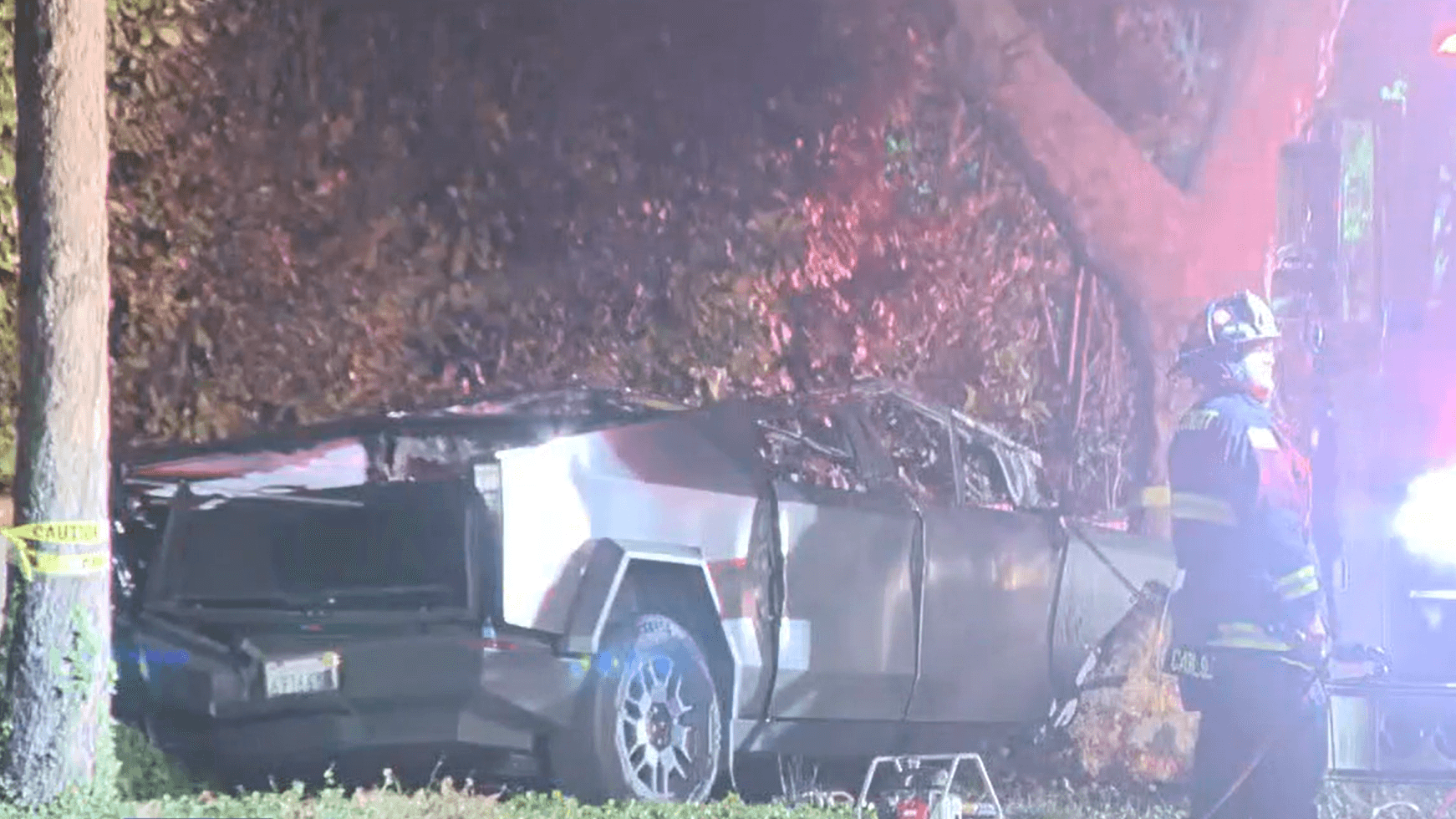 Ein zerstörter Cybertruck: Bei dem Unfall starben drei Personen.