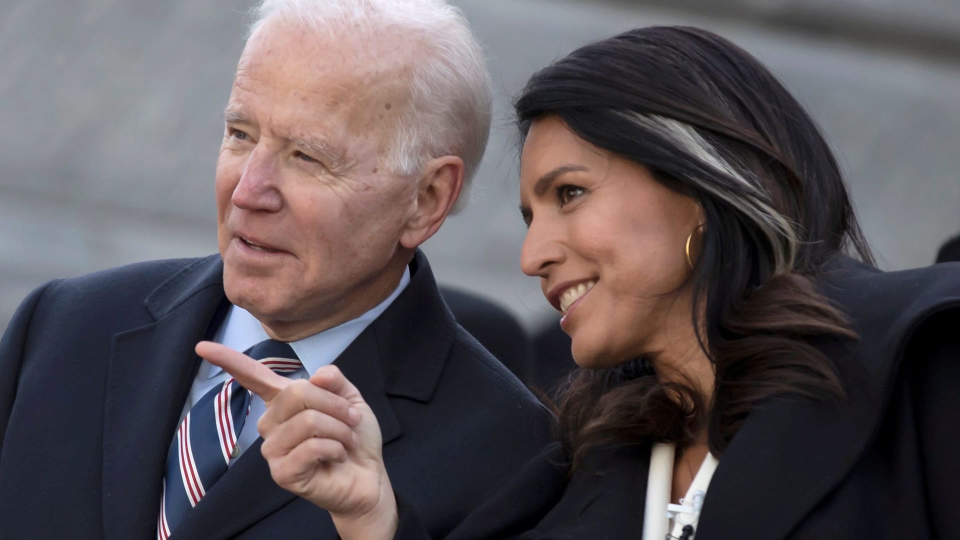 Gabbard im Beisein mit dem späteren US-Präsidenten Joe Biden im Jahr 2020.