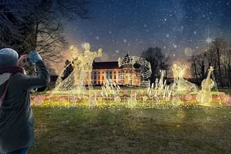 Rund 200 aufwendig gestaltete Lichtinstallationen lassen den Schlosspark auch an dunklen Wintertagen in hellem Glanz erstrahlen.