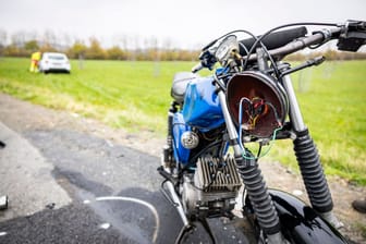 Blick auf die Unfallstelle: Die Straße musste wegen der Bergungsarbeiten für mehr als drei Stunden voll gesperrt werden.