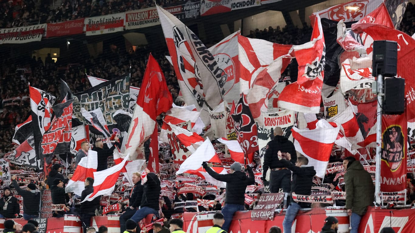 Fans des VfB Stuttgart bei einem Spiel des Vereins: Ihr CL-Spiel in Belgrad ist mit einigen Turbulenzen verbunden.