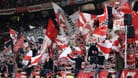 Fans des VfB Stuttgart bei einem Spiel des Vereins: Ihr CL-Spiel in Belgrad ist mit einigen Turbulenzen verbunden.