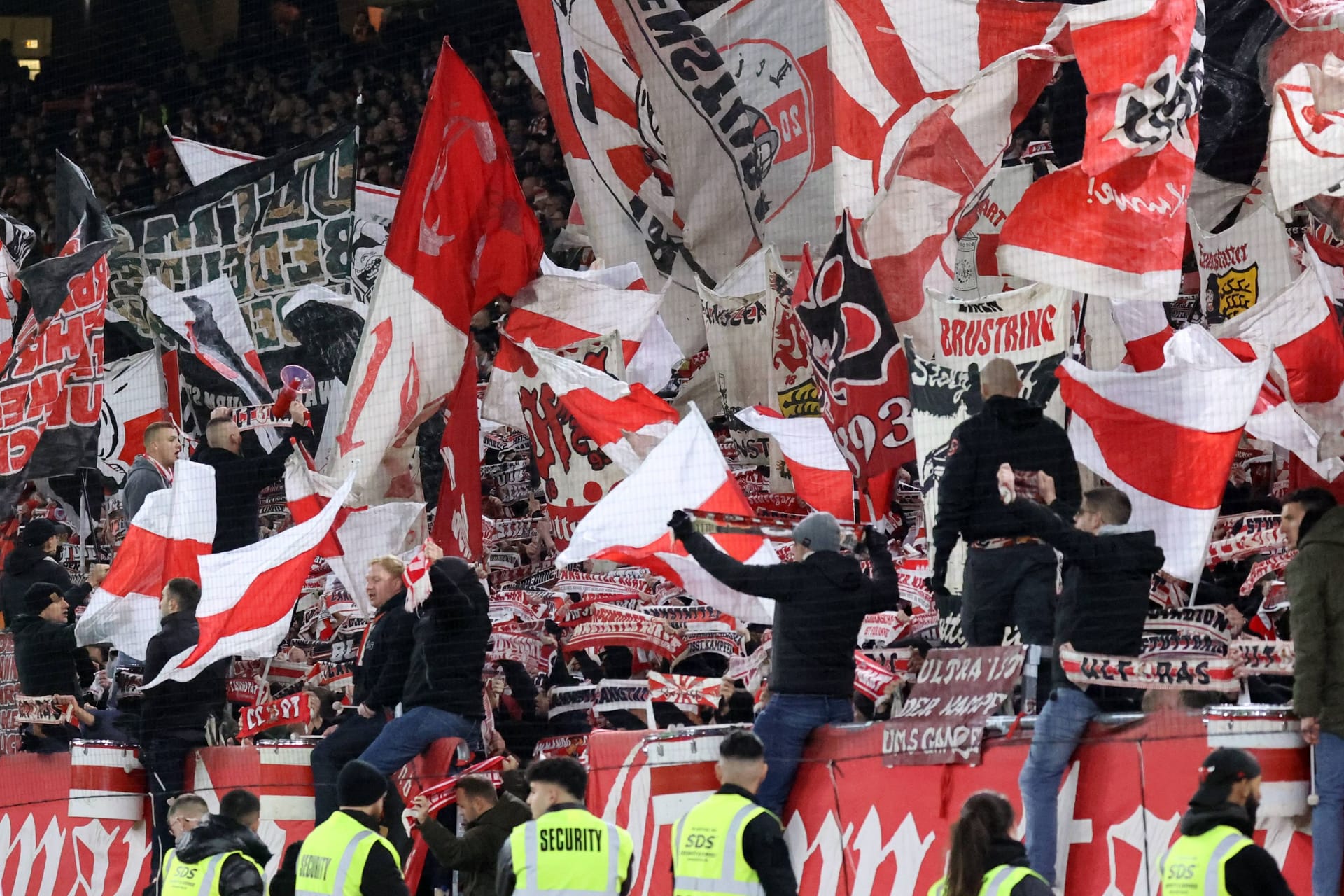 Fans des VfB Stuttgart bei einem Spiel des Vereins: Ihr CL-Spiel in Belgrad ist mit einigen Turbulenzen verbunden.